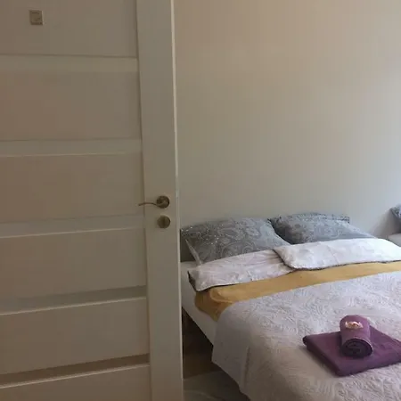 Pokoje Goscinne English House منزل للإقامة أوستكا