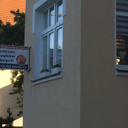 Pokoje Goscinne English House منزل للإقامة أوستكا