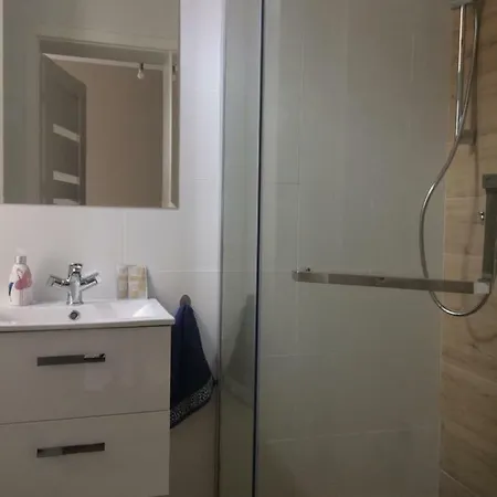 Pokoje Goscinne English House منزل للإقامة أوستكا